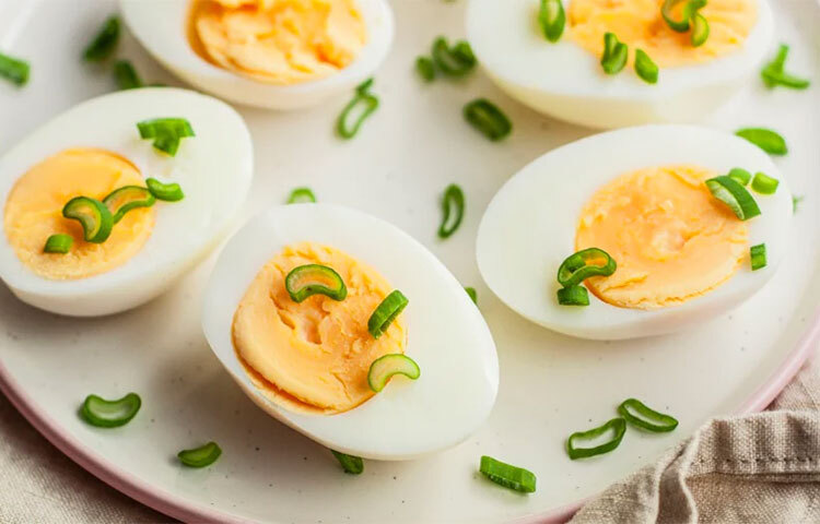 ডিম খেলে কোলেস্টেরল বাড়ে এ ভয়ে অনেকেই মাঝ বয়সে পৌঁছে ভয়ে ডিম খাওয়া বন্ধ করে দেন। কিন্তু গবেষণা বলছে সুস্থ ব্যক্তিরা দিনে একটা করে ডিম খেতেই পারেন। তবে প্রতিদিন খাওয়া নিয়ে প্রশ্ন থাকছে। ছবি: সংগৃহীত