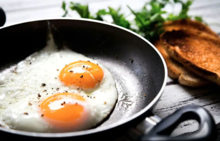 তাহলে কাদের স্বাস্থ্যের ক্ষেত্রে ডিম ক্ষতিকর? পুষ্টিবিদদের মতে, ডায়াবেটিক কোনো মানুষ বা যার কার্ডিওভাসকুলার সমস্যা রয়েছে অথবা যার স্থুলতার সমস্যা রয়েছে, তাদের ক্ষেত্রে ডিমের কুসুম খাওয়ার ফলে সমস্যা বাড়তে পারে। তবে কোনো শিশু বা তরুণের ক্ষেত্রে দু’টো ডিম বা ডিমের কুসুম খেলে কোনো সমস্যই হবে না।