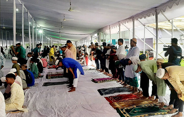 সকাল ৮টায় অনুষ্ঠিত দেশের প্রধান ঈদ জামাতে ইমামতি করেন বায়তুল মোকাররম জাতীয় মসজিদের খতিব হাফেজ মাওলানা মুফতি রুহুল আমিন। জামাত শেষে সমগ্র মুসলিম উম্মাহ, দেশ ও জাতির কল্যাণ, সুখ-শান্তি ও সমৃদ্ধি কামনা করে দোয়া করা হয়। ছবি: জাগো নিউজ