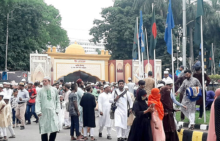 রাজধানীর বিভিন্ন এলাকা থেকে ঈদের জামাতের জন্য জাতীয় ঈদগাহে ছুটে এসেছেন মুসল্লিরা। ছবি: বিপ্লব দিক্ষিৎ