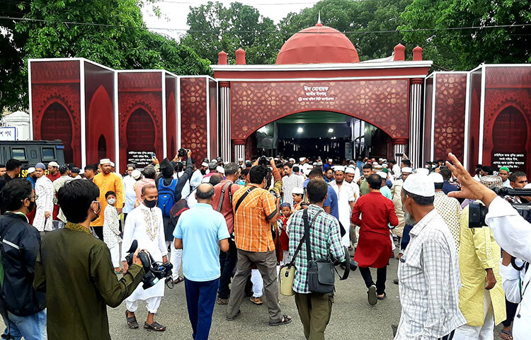 রাজধানী ও এর আশপাশের বিভিন্ন জেলা থেকেও জাতীয় ঈদগাহে ঈদের জামাতের জন্য ছুটে আসেন মুসল্লিরা। ছবি: জাগো নিউজ