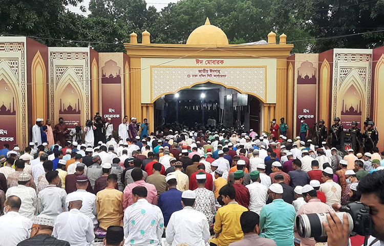 আগের দুই বছর করোনা মহামারির কারণে জাতীয় ঈদগাহে ঈদের জামাত অনুষ্ঠিত হয়নি। এবার করোনা পরিস্থিতি স্বাভাবিক হওয়ায় ঈদের জামাতে প্রায় ৩৫ হাজার মুসল্লি অংশ নেন। ছবি: বিপ্লব দিক্ষিৎ
