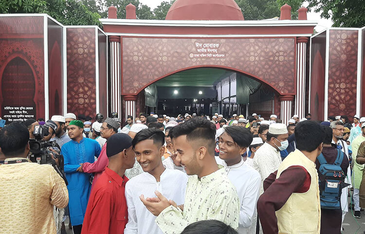 শান্তিপূর্ণ পরিবেশে ঈদের জামাতে অংশ নিতে পেরে সবাই আনন্দিত। ছবি: জাগো নিউজ