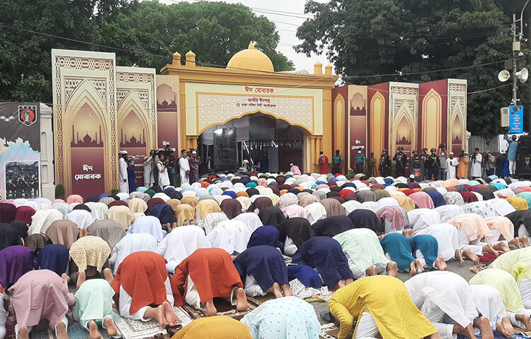 সকাল সাড়ে আটটায় বায়তুল মোকাররম জাতীয় মসজিদের খতিব মুফতি রুহুল আমিন ঈদের প্রধান জামাতে ইমামতি করেন। ঈদ জামাতে শিশু থেকে শুরু করে সব বয়সী মানুষ অংশ নেন। ছবি: বিপ্লব দিক্ষিৎ