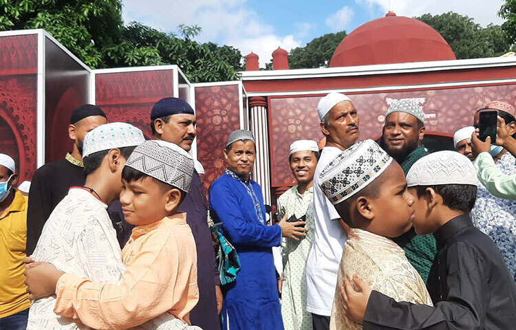 ঈদের জামাত শেষে কোলাকুলি করছেন শিশুরা। ছবি: জাগো নিউজ