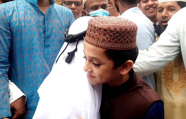 জামাত শেষে শিশুরা কোলকুলি করে। ছবি: বিপ্লব দিক্ষিৎ