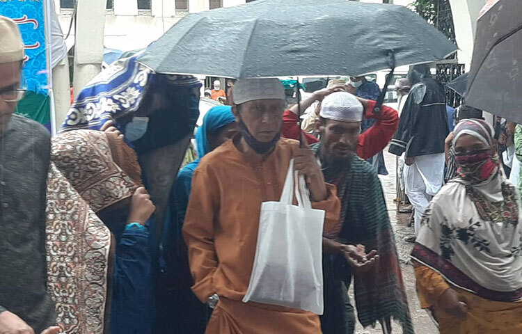 ঈদের নামাজ পড়তে এসে বৃষ্টির বিড়ম্বনায় পড়েন মুসল্লিরা। ছবি: বিপ্লব দিক্ষিৎ