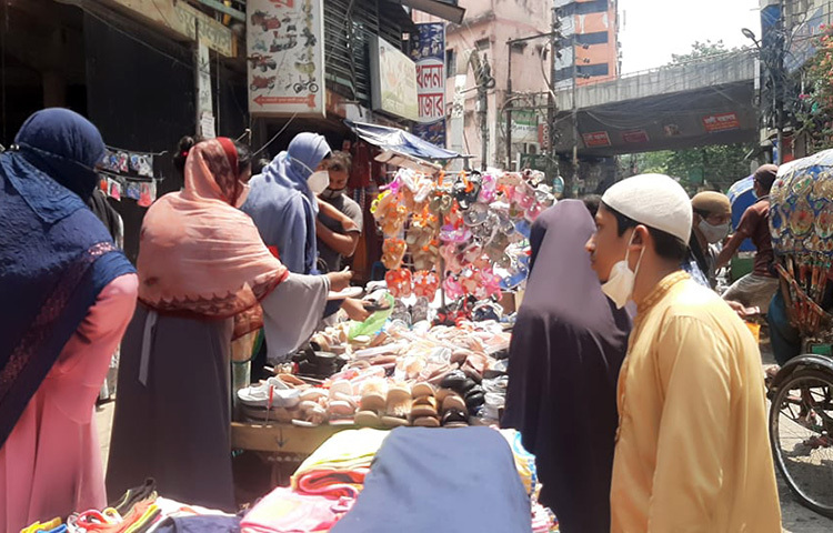 এবারের ঈদে ফুটপাতের ব্যবসায়ীদের বেচা-বিক্রি তুলনামূলক ভালো। ছবি: বিপ্লব দিক্ষিৎ