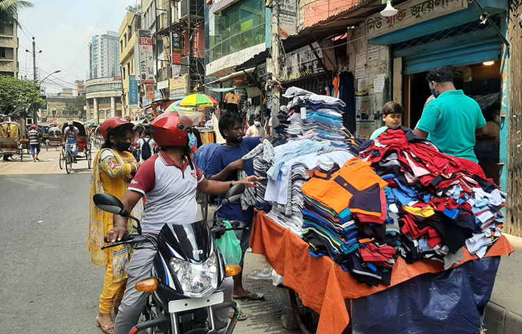 প্রচণ্ড গরম উপেক্ষা করে ফুটপাতের দোকান থেকে কেনাকাটা করতে দেখা গেছে ক্রেতাদের। বিশেষ করে স্বল্প আয়ের মানুষের কেনাকাটার প্রধান পছন্দ হয়ে উঠেছে রাজধানীর ফুটপাতের বাজারগুলো। ছবি: বিপ্লব দিক্ষিৎ
