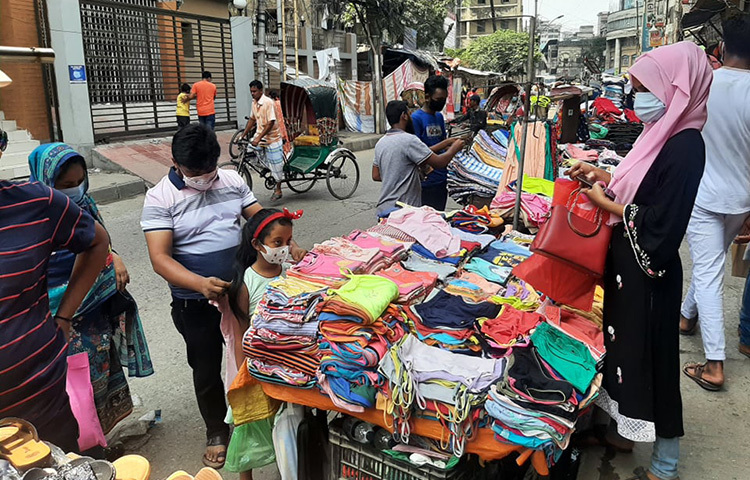 খিলগাঁও তালতলা মার্কেটে দেখা যায়, মার্কেটের ভেতরের চেয়ে মাঝখানের ফুটপাতগুলোতে ক্রেতাদের ভিড় বেশি। সিটি কর্পোরেশনের এ মার্কেটের আশেপাশে খালি ফুটপাতগুলো এখন গমগম করছে ক্রেতা-বিক্রেতাদের পাদচারণায়। ছবি: বিপ্লব দিক্ষিৎ