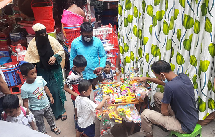 শত শত মানুষ ভিড় করছেন তুলনামূলক কম দামে পণ্য কেনার জন্য। তাই সারাক্ষণই হাঁকডাকে সরগরম প্রতিটি দোকান। ছবি: বিপ্লব দিক্ষিৎ