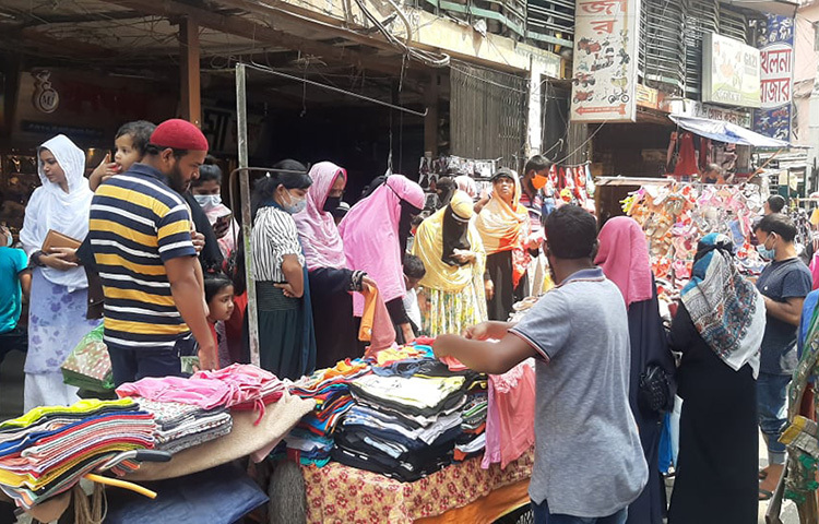 মালিবাগের ফুটপাতে শার্ট ও প্যান্টের পসরা সাজিয়ে বসেছেন জনক দাস নামে এক ব্যবসায়ী। তিনি জানান, বিক্রি ভালোই হচ্ছে। পুলিশি কড়াকড়ি নেই তেমন। সকাল থেকেই ক্রেতা আসতে শুরু করেছেন। মাঝে জুমার নামাজের সময় বিক্রি সাময়িক বন্ধ ছিল। তবে নামাজের পর আবার ক্রেতা সমাগম বেড়েছে। ছবি: বিপ্লব দিক্ষিৎ