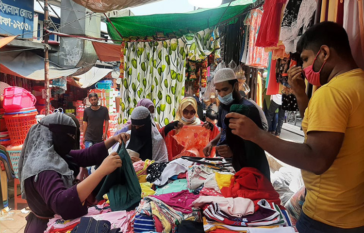 ঈদের দিন যতই ঘনিয়ে আসছে ফুটপাতের বিক্রিও ততই বাড়ছে। ছবি: বিপ্লব দিক্ষিৎ