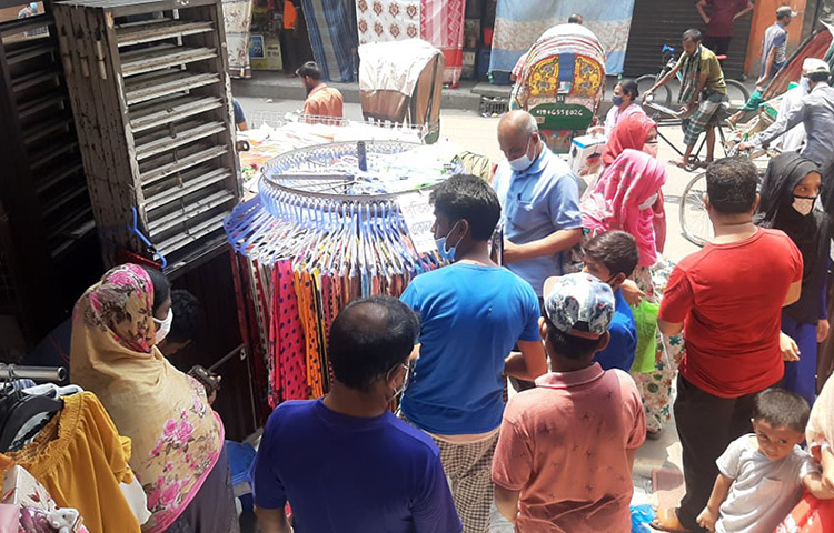 আশেপাশের এলাকায়, এমনকি ফুট ওভারব্রিজের ওপরে শতশত হকার তাদের পণ্যের পসরা সাজিয়ে বসেছেন। ছবি: বিপ্লব দিক্ষিৎ