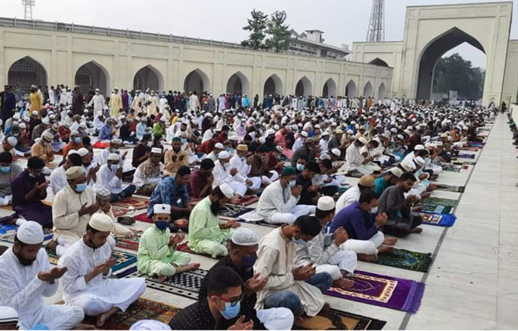 বায়তুল মোকাররমের ঈদের জামাতে হাজার হাজার মুসল্লি অংশ নিয়েছেন। ছবি: বিপ্লব দিক্ষিৎ
