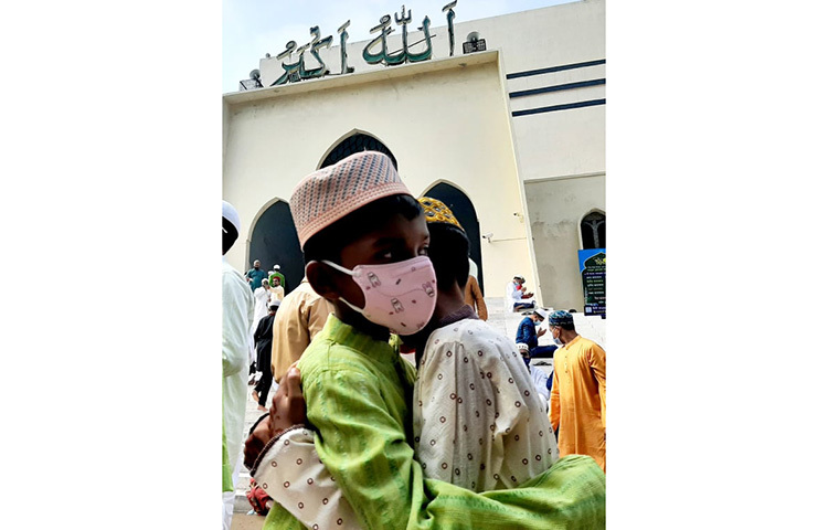 বড়দের সাথে ঈদের নামাজ পড়তে আসা শিশুদের কোলাকুলি। ছবি: বিপ্লব দিক্ষিৎ