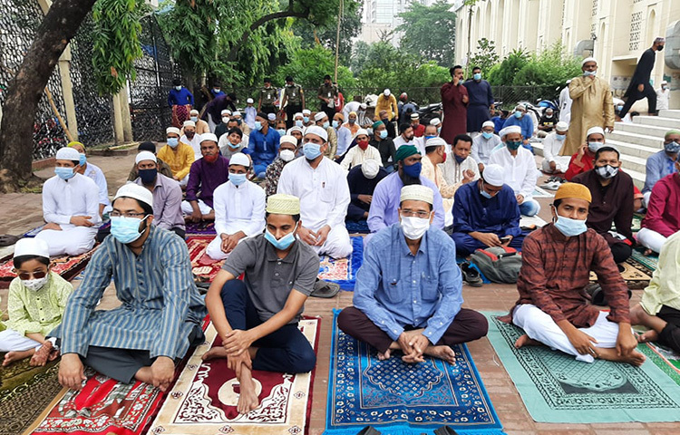 বায়তুল মোকাররম মসজিদের বাইরে মুসল্লিরা নামাজে অংশ নেন। ছবি: বিপ্লব দিক্ষিৎ