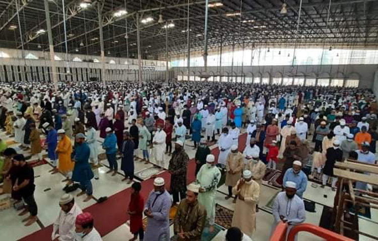 আজ সকাল ৭টায় ঈদের প্রথম জামাত অনুষ্ঠিত হয়। এতে ইমামতি করেন বায়তুল মোকাররম জাতীয় মসজিদের সিনিয়র পেশ ইমাম হাফেজ মুফতি মাওলানা মিজানুর রহমান। মুকাব্বির ছিলেন মুয়াজ্জিন হাফেজ কারী কাজী মাসুদুর রহমান।