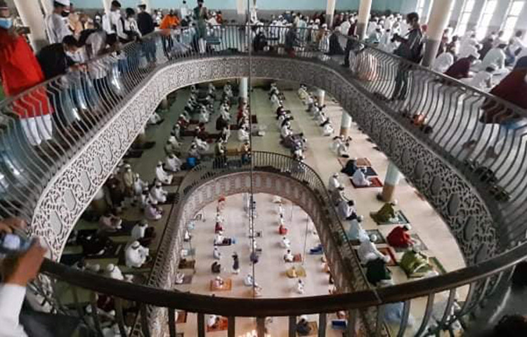 মসজিদের ভেতরে নামাজের দৃশ্য। ছবি: বিপ্লব দিক্ষিৎ