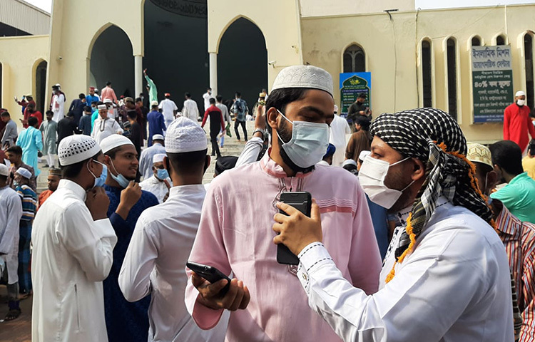 নামাজের আগে দূর-দূরান্ত হতে মুসল্লিরা বায়তুল মোকাররম মসজিদে আসতে শুরু করেন। মসজিদের ভিতরে নামাজের জায়গা না পেয়ে অনেকে বাইরে নামাজ পড়েন। ছবি: বিপ্লব দিক্ষিৎ