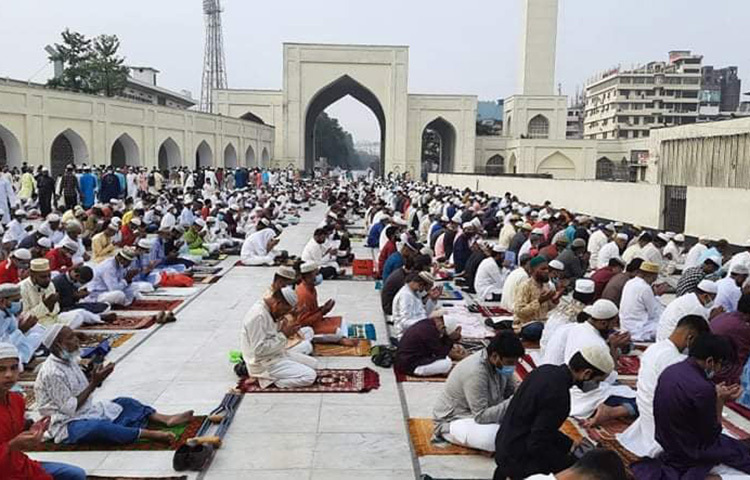 নামাজ শেষে খুতবা পেশ করা হয়। এরপর অনুষ্ঠিত হয় দোয়া ও মোনাজাত। ছবি: বিপ্লব দিক্ষিৎ