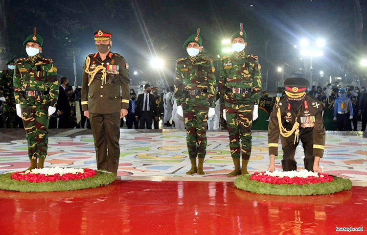 শনিবার রাত ১২টা ১টি মিনিটে একুশের প্রথম প্রহরে রাষ্ট্রপতি মো. আবদুল হামিদের পক্ষে তার সামরিক সচিব মেজর জেনারেল এস এম সালাহ উদ্দিন ইসলাম কেন্দ্রীয় শহীদ মিনারে পুষ্পস্তবক অর্পণ করেন। অন্যদিক প্রধানমন্ত্রী শেখ হাসিনার পক্ষে তার সামরিক সচিব মেজর জেনারেল নকিব আহমদ চৌধুরী কেন্দ্রীয় শহীদ মিনারে ভাষা শহীদদের প্রতি শ্রদ্ধা নিবেদন করেন। ছবি: পিআইডি