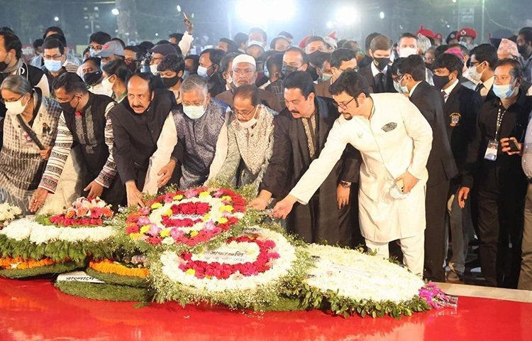 ভাষা শহীদদের প্রতি জাতীয় পার্টির বিনম্র শ্রদ্ধা নিবেদন। ছবি: মাহবুব আলম