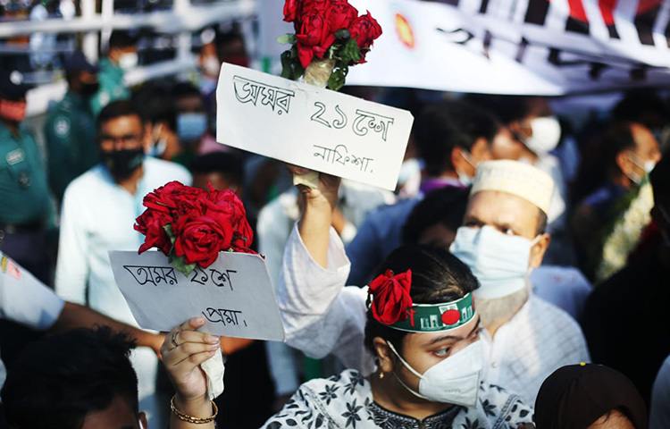 কেন্দ্রীয় শহীদ মিনারে শ্রদ্ধা জানাতে রাজধানীর বিভিন্ন স্থান থেকে এসেছেন ভাষাপ্রেমীরা। ছবি: বিপ্লব দিক্ষিৎ