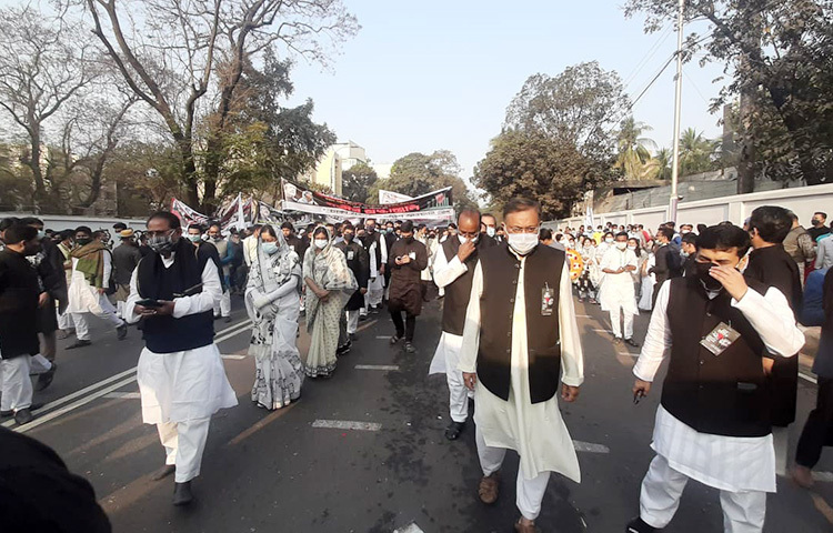 বাংলাদেশ আওয়ামী লীগের নেতৃবৃন্দ প্রভাত ফেরি নিয়ে ভাষা শহীদদের শ্রদ্ধা জানাচ্ছেন। ছবি: জাগো নিউজ