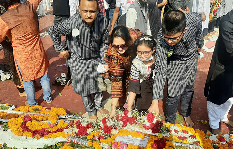অভিভাবকরা শিশুদের নিয়ে শহীদ মিনারে ফুল দিয়ে ভাষা শহীদদের শ্রদ্ধা জানাতে এসেছেন। ছবি: মাহবুব আলম