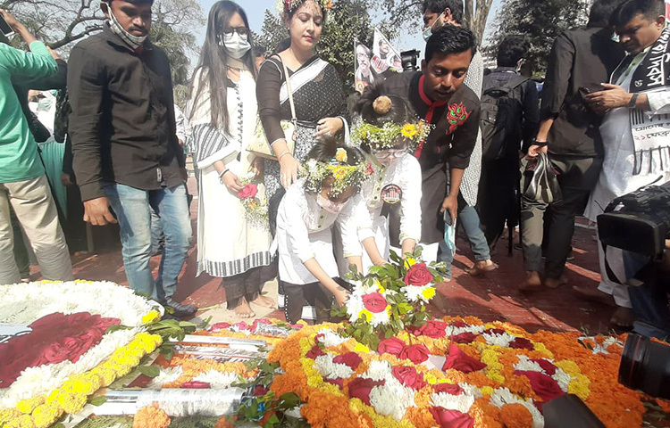 ফুলে ফুলে ভাষা শহীদদের স্মরণ করছেন বিভিন্ন শ্রেণি ও পেশার মানুষ। ছবি: জাগো নিউজ