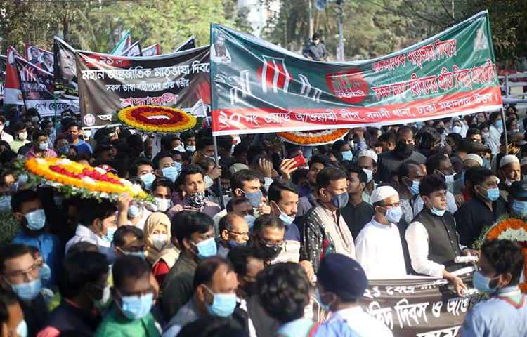 ভাষা শহীদদের শ্রদ্ধা জানাতে এসেছেন রাজধানীরর বনানী থানার ২০ নং ওয়ার্ডের আওয়ামী লীগের নেতৃবন্দৃ  ছবি: বিপ্লব দিক্ষিৎ