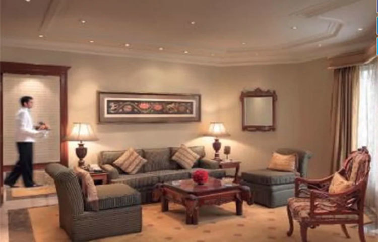 বাড়িতে অহেতুক লাইট পাখা চালানো বন্ধ করতেই হবে। যে ঘরে কেউ নেই সেই ঘরে আলো-পাখা যেন বন্ধ থাকে। অহেতুক অপচয় রোধ করলেই খরচ অনেকটা আটকানো যাবে। ঘর থেকে বের হওয়ার সময় অবশ্যই সমস্ত সুইচ বন্ধ করবেন।