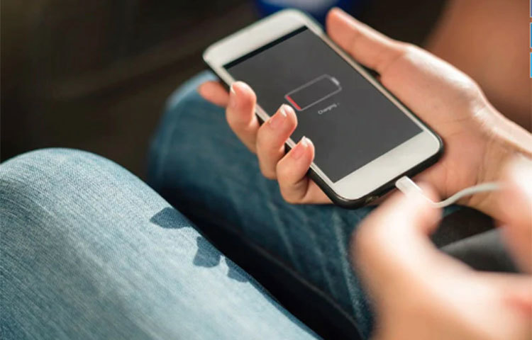 ব্যাটারি চার্জার (যেমন: ল্যাপটপ, সেল ফোন এবং ডিজিটাল ক্যামেরা ইত্যাদির) সমূহ খুলে রাখুন কাজ হয়ে গেলে। প্লাগ ইন করে রাখলে শক্তি গ্রহণ করতে থাকে এই চার্জারগুলি। এতে বিদ্যুৎ খরচ হয়।