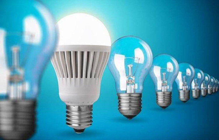 বাড়ির সব বাল্ব ও আলো নিয়মিত পরিষ্কার করুন। সাধারণ বাল্বের বদলে ব্যবহার করুন ফ্লুরোসেন্ট আলো ও টিউবলাইট। এর ফলে অন্তত ৭০ শতাংশ অবধি বিদ্যুৎ খরচ কম হবে। ছবি: সংগৃহীত