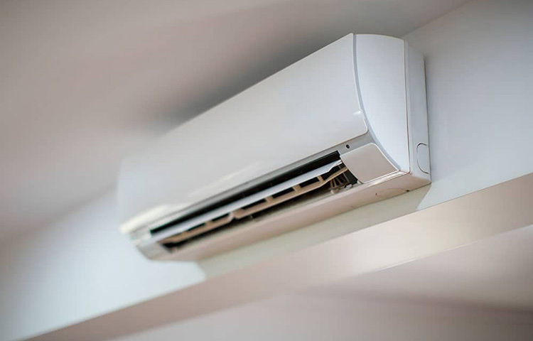 শীতাতপ যন্ত্রের ফিল্টার প্রতি মাসে পরিষ্কার করুন। চেষ্টা করুন শীতাতপ বা এসির যন্ত্র সবসময় ২৫ ডিগ্রি সেলসিয়াসে রাখতে। এতে বিদ্যুতের ব্যয় কম হবে। ছবি: সংগৃহীত