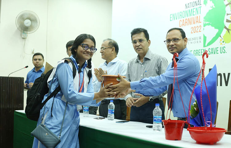 আজ সকাল ১০টায় বাংলাদেশ প্রকৌশল বিশ্ববিদ্যালয়ের টিএসসির সেমিনার হলে জাতীয় পরিবেশ উৎসবের উদ্বোধন করা হয়। উদ্বোধনী অনুষ্ঠানে প্রধান অতিথির বক্তব্যে ঢাকা জেলা যুব উন্নয়ন অধিদপ্তরের উপ-পরিচালক বিরাজ চন্দ্র সরকার বলেন, আমরা স্বল্পোন্নত দেশ থেকে মধ্যম আয়ের দেশে উন্নীত হচ্ছি। এসডিজির প্রধান কাজ হলো পরিবেশবান্ধব উন্নয়ন। পরিবেশকে সমুন্নত না রেখে কোনো উন্নয়নই গ্রহণযোগ্য হবে না। তাই পরিবেশ দূষণ আমাদের রোধ করতেই হবে। ছবি: জাগো নিউজ