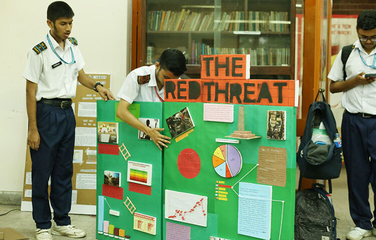 উৎসবে পরিবেশ বিষয়ক বিভিন্ন প্রদর্শীতে অংশ নেয় শিক্ষার্থীরা। ছবি: জাগো নিউজ