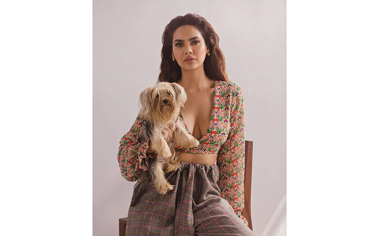 প্রিয় পোষা কুকুর নিয়ে এশা গুপ্তা।