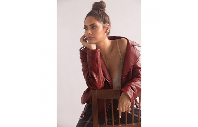 নিজেকে ভাবনার ঘোরে হারিয়েছেন এশা।