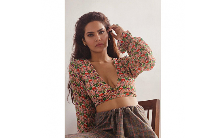 বলিউড অভিনেত্রী ও সাবেক মিস ইন্ডিয়া প্রতিযোগী এশা গুপ্তা এরই মধ্যে দর্শকদের বেশ কিছু সিনেমা দর্শকদের উপহার দিয়েছেন।