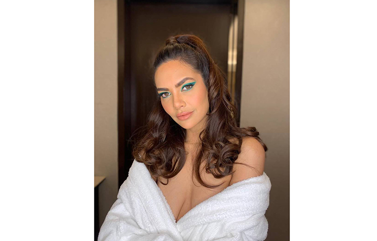 কিছুদিন আগে এশা তার খোলামেলা ছবি সামাজিক যোগাযোগ মাধ্যমে পোস্ট করে তুমুল আলোচনায় এসেছিলেন।