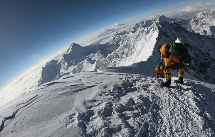 করোনাভাইরাসের তাণ্ডবে বে গোটা বিশ্বের প্রায় প্রতিটি দেশ অতিষ্ঠ। চীন থেকেই ছড়াতে শুরু করেছিল এই প্রাণঘাতী ভাইরাস। চীনেও বহু মানুষ মারা গিয়েছে। তবে সেখানে এখন লকডাউন উঠেছে। জীবন আবার স্বাভাবিক ছন্দে ফিরতে শুরু করেছে। তবে করোনা আবহে চীনের কোনো কাজ কিন্তু আটকে নেই। এবার তারা মাউন্ট এভারেস্টের উচ্চতা মেপে নিল।