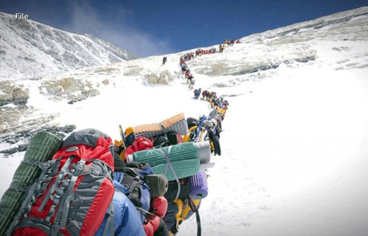 নেপাল মাউন্ট এভারেস্টের উচ্চতা মেপে বলেছিল, ৮৮৪৮.১৩ মিটার। এবার ২৭ দিন ধরে মাউন্ট এভারেস্টের উচ্চতা মাপতে সার্ভে চালাল চীন। তিব্বতের দিক থেকে চীনের একটি আট সদস্যের দল এভারেস্টের উচ্চতা মাপে।