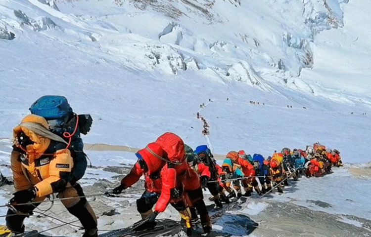 চীনের সেই দল জানিয়েছে, এভারেস্টের উচ্চতা চার মিটার কমে গিয়েছে। এভারেস্টের উচ্চতা এখন ৮৮৪৪.৪৩ মিটার। চীন জানিয়েছে, নেপাল এভারেস্টের উচ্চতা মেপে যে তথ্য দিয়েছিল সেটি ভুল ছিল।