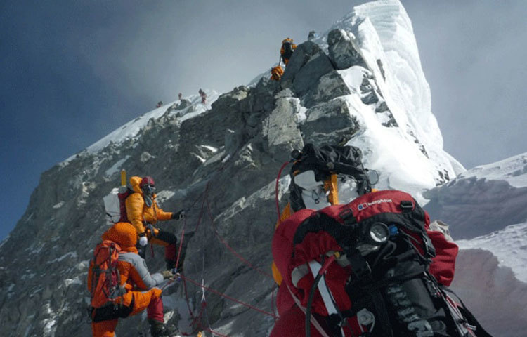 চীনের আট সদস্যের দলটি এভারেস্টের চূড়ায় ছিল ১৫০ মিনিট। এটাও একটা রেকর্ড হয়ে থাকল। এভারেস্টের চূড়ায় ২০ বর্গ মিটার জায়গায় মার্ক করে ফিরেছে চীনের এই দলটি।