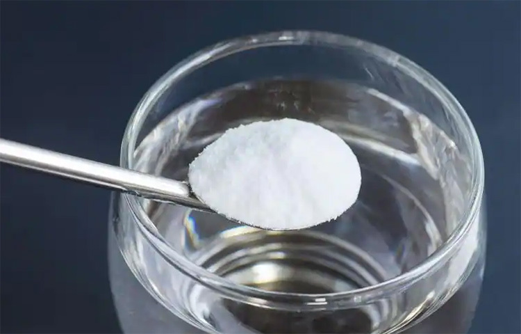 গোসলের পর অল্প বেকিং সোডা পানিতে গুলে নিতে হবে। তারপর ওই মিশ্রণটি আন্ডারওয়ারে লাগাতে হবে। কিছুক্ষণ পর মুছে ফেলতে হবে। এই প্রক্রিয়ার মাধ্যমে ঘাম কম হয়, অন্যদিকে সারাদিন সতেজও থাকা যায়। ছবি: সংগৃহীত