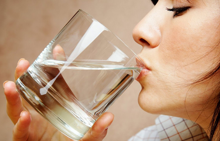 শরীরে দুর্গন্ধ হওয়ার অন্য একটি কারণ হলো পর্যাপ্ত পরিমাণে পানি না খাওয়া। গরমে শরীরকে সবসময় হাইড্রেট রাখতে হয়। সারাদিন বেশি করে পানি খেতে হবে। ছবি: সংগৃহীত