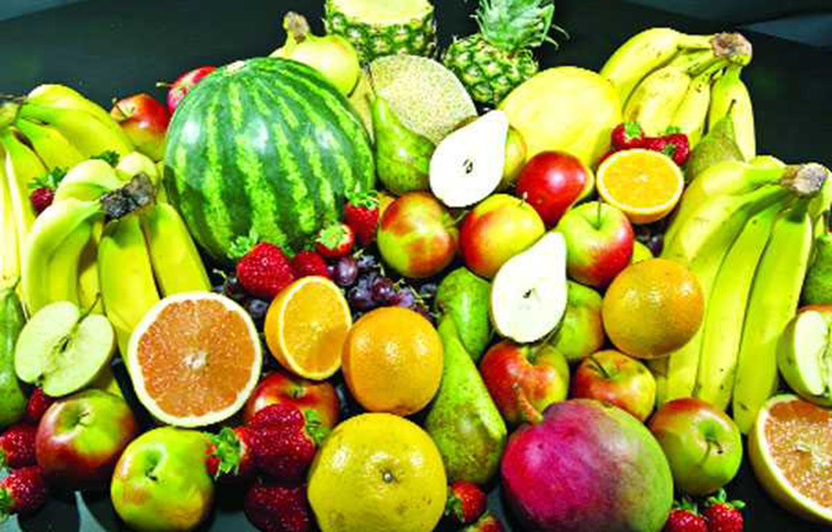 গরমের সময় যে ফল পাওয়া যায়, যেমন তরমুজ, শশা, লেবু এজাতীয় ফলগুলি বেশি করে খেতে হবে। এমন খাবার খেতে হবে যেগুলির মধ্যে অ্যান্টি-অক্সিডেন্ট, ক্যালশিয়াম, এবং ভিটামিন পর্যাপ্ত পরিমাণে থাকে। এগুলো খেলে ঘামও কম হয়। ছবি: সংগৃহীত