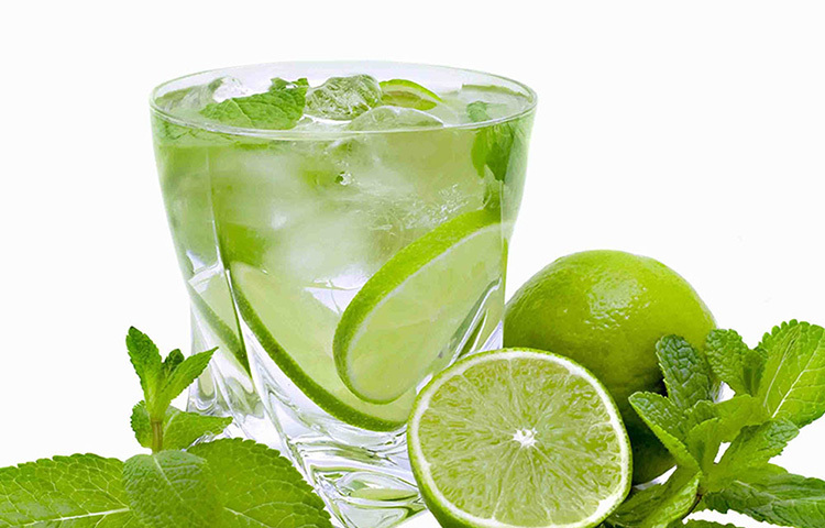 ত্বকের বহু সমস্যা থেকে রক্ষা করে লেবু। গোসলের বালতির পানিতে লেবুর রস মিশিয়ে স্নান করলে ঘাম কম হয়। ছবি: সংগৃহীত